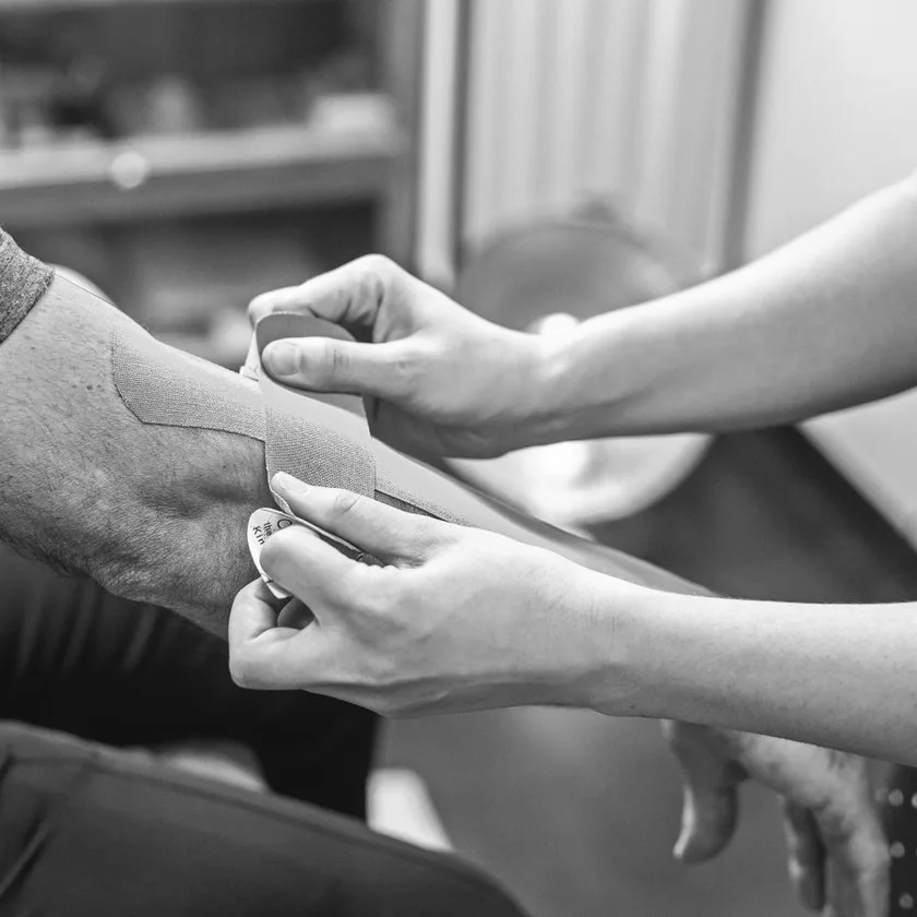 Aplicación de vendaje neuromuscular en el codo