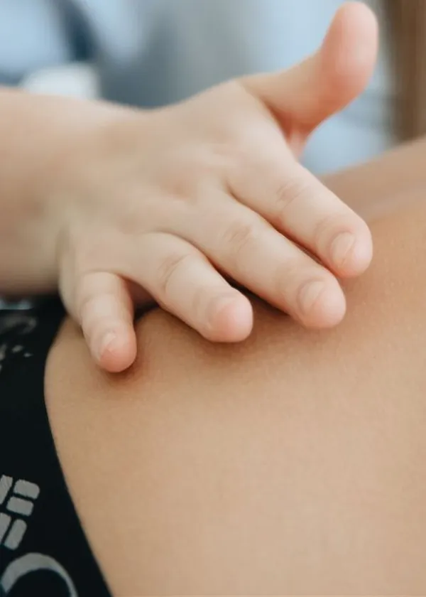 Terapeuta trabajando la zona lumbar de una paciente