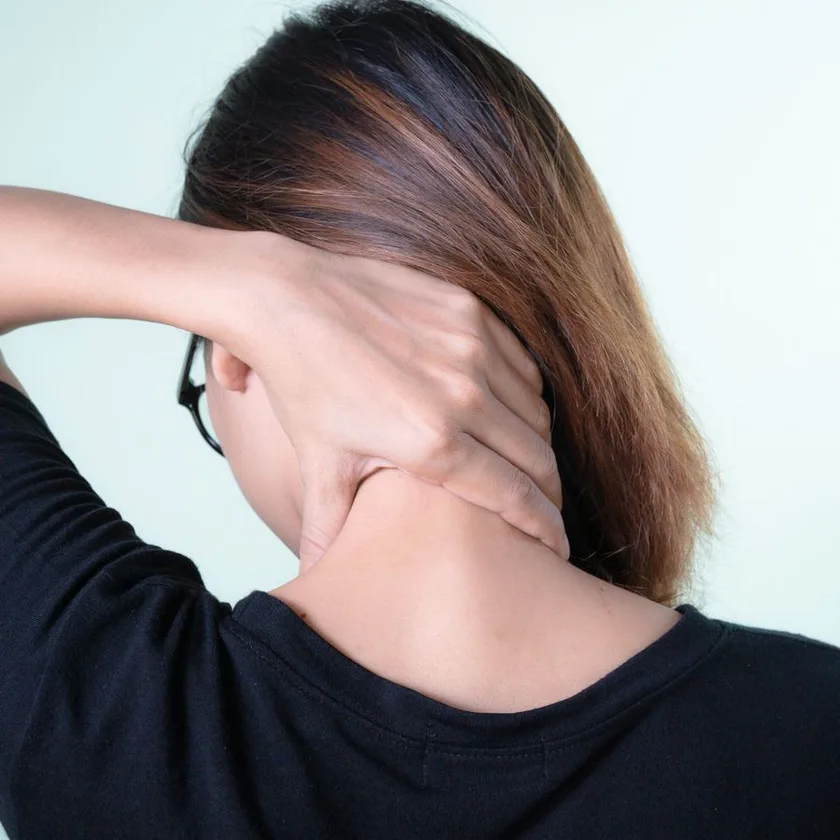 Fisioterapeuta tratando el cuello de una paciente