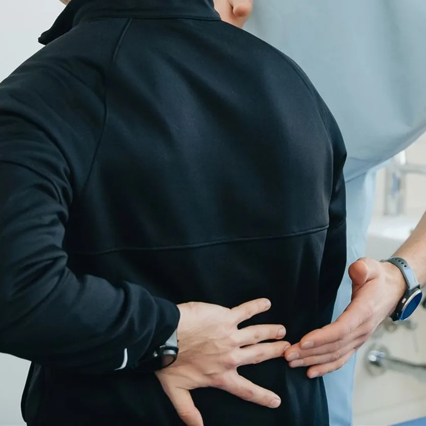 Fisioterapeuta atendiendo dolor de espalda