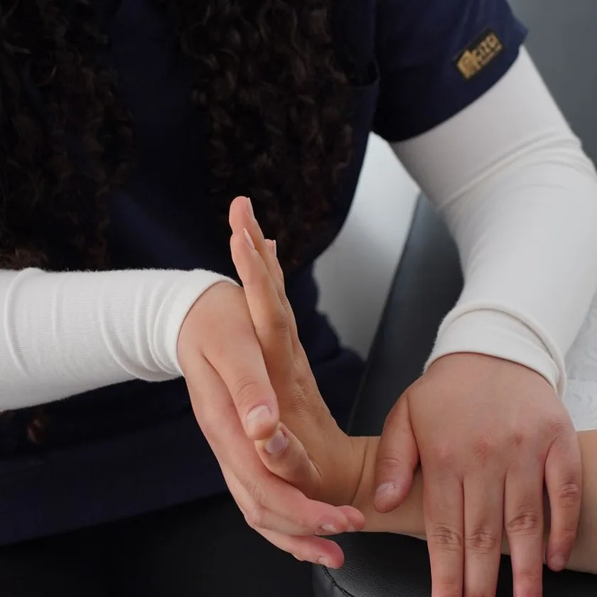Terapia de mano con un fisioterapeuta