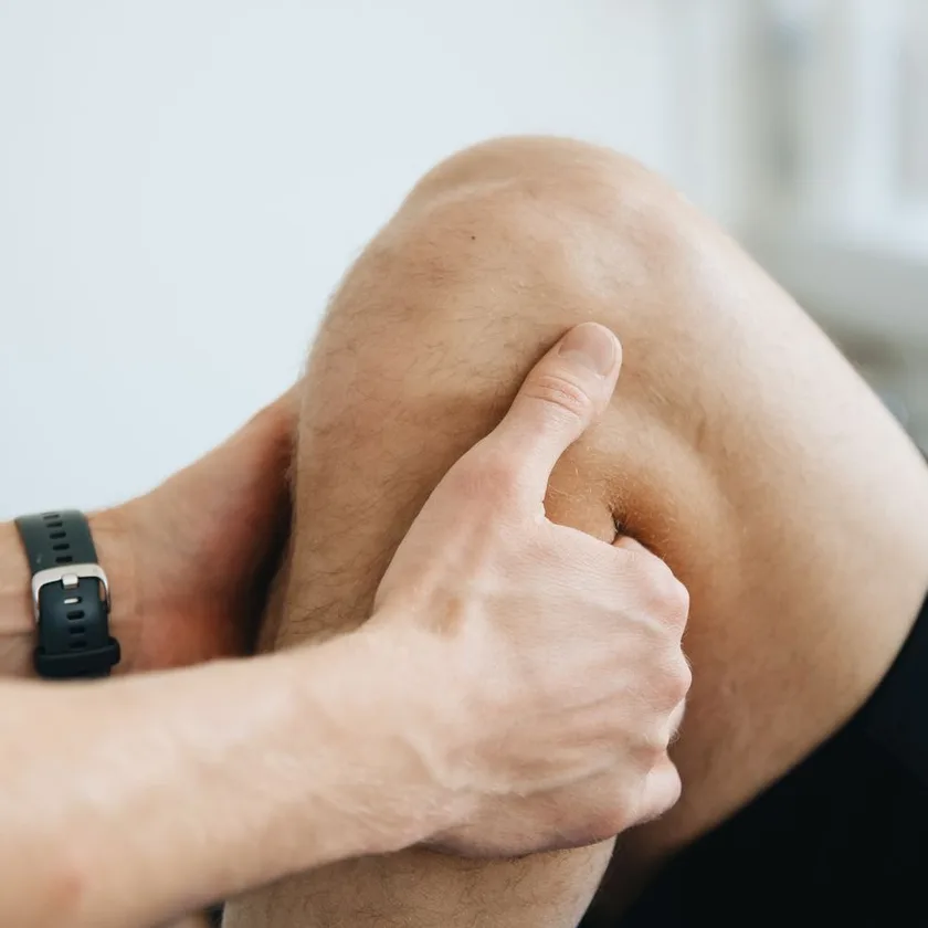 Fisioterapeuta aplicando masaje en la rodilla