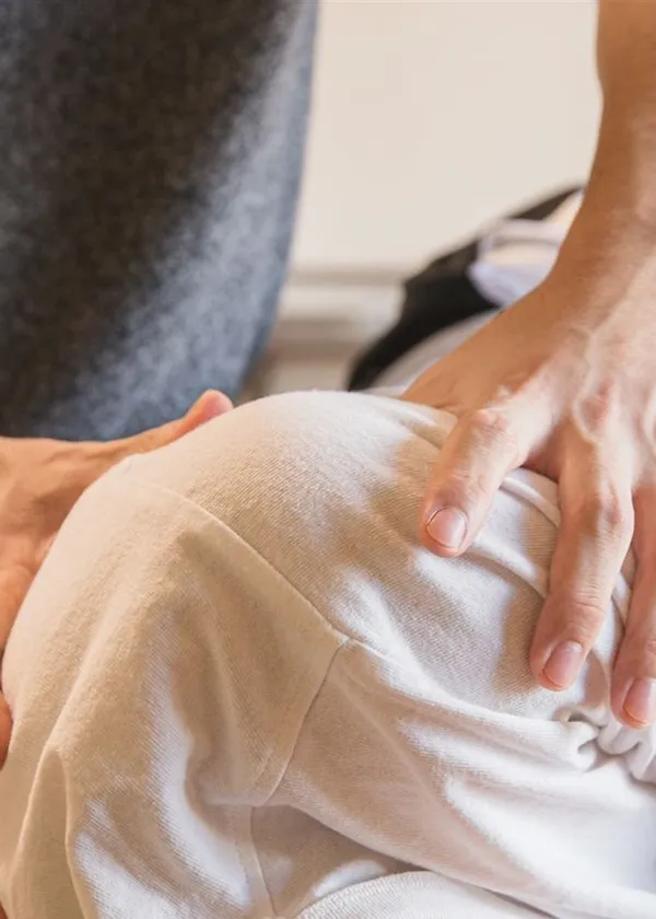 Fisioterapeuta aplicando terapia manual sobre la espalda de un paciente