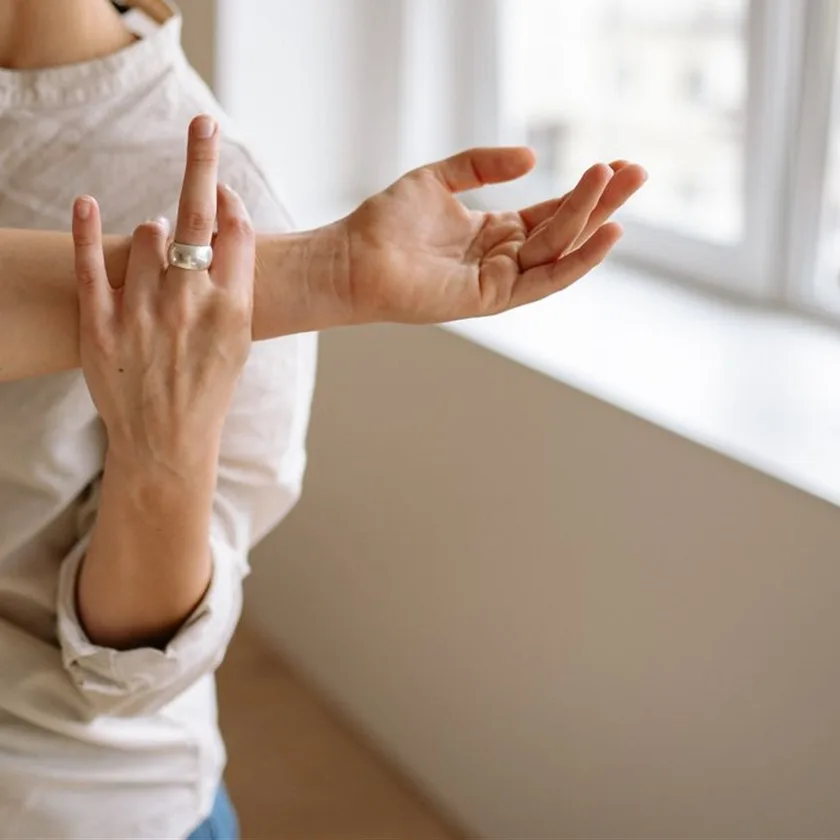 Terapeuta estirando el brazo de una paciente